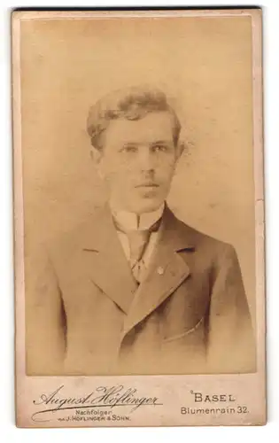 Fotografie August Höflinger, Basel, Blumenrain 32, junger Mann im schwarzen Anzug mit Anstecknadel und Krawatte