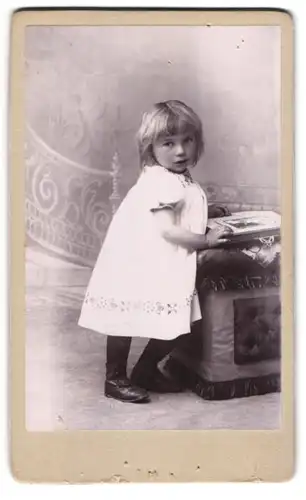 Fotografie unbekannter Fotograf und Ort, kleines hübsches Mädchen in weissem Kleid mit Fotoalbum