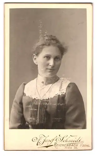 Fotografie A. Josef Schmidt, Reichenbach i. Schl., Ring 56, hübsche junge Dame mit leichtem Lächeln und Halskette