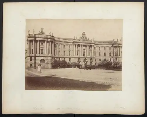Fotografie PGH, Berlin, Ansicht Berlin, die Kaiserlich Königliche Bibliothek am Opernplatz mit Litfasssäule, Fuhrwerk