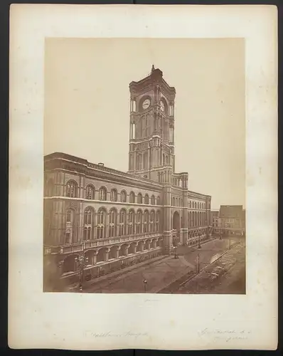 Fotografie PGH, Berlin, Ansicht Berlin, das Rote Rathaus in der Königstrasse, Uhren-Lager Geschäft im Hintergrund