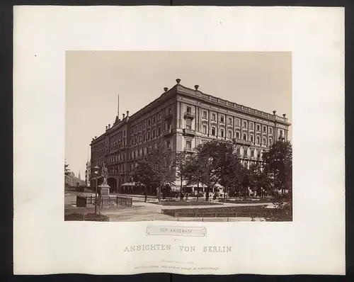 Fotografie PGH, Berlin, Ansicht Berlin, Blick auf das Hotel Der Kaiserhof am Wilhelmplatz 3-5 und Zieten Denkmal, 1879
