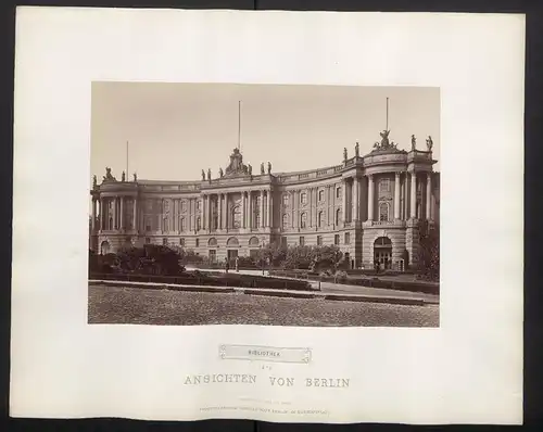 Fotografie PGH, Berlin, Ansicht Berlin, Front der Bibliothek auf dem Opernplatz, Auschrift Nutrimentum Spiritus, 1879