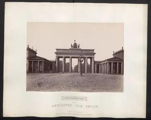 Fotografie PGH, Berlin, Ansicht Berlin, das Brandenburger Tor 1881, Blick nach dem Tiergarten