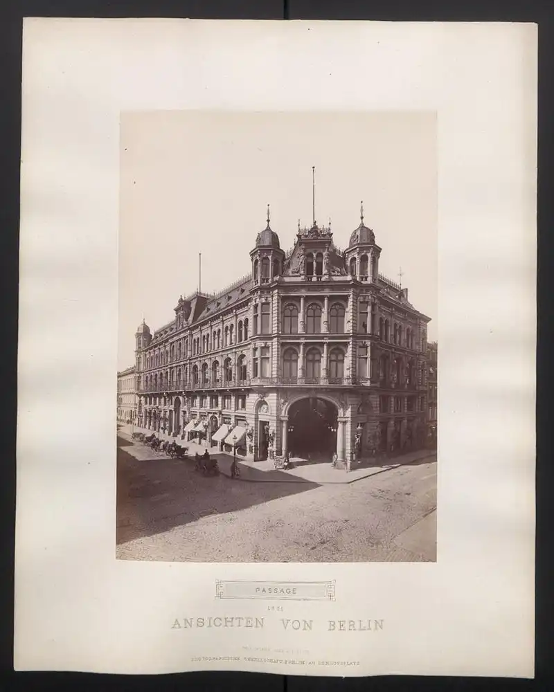 Fotografie PGH, Berlin, Ansicht Berlin-Mitte, die Kaisergallerie-Passage in der Friedrichstrasse Ecke Behrenstrasse, 1881 0