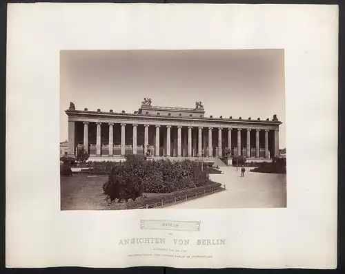 Fotografie PGH, Berlin, Ansicht Berlin-Mitte, Museum im Berliner Lustgarten mit Reiterstatuen, 1881
