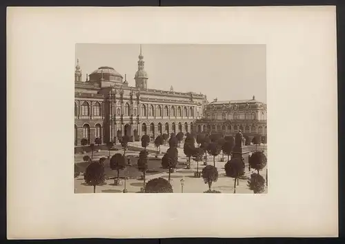 Fotografie R. Tamme, Dresden, Ansicht Dresden, Blick auf das Museum im Zwinger mit Friedrich August Denkmal