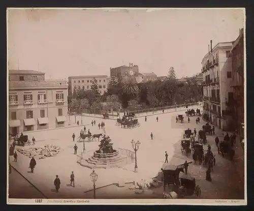 Fotografie G. Sommer, Napoli, Ansicht Palermo, Blick auf den Giardino Garibaldi mit Strassenbauarbeiten und Kutschen