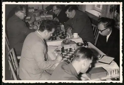 Fotografie Schach - Turnier, Männer beim Schachspiel, Chess