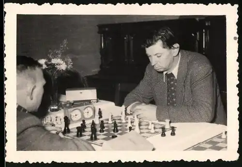 Fotografie Schach - Blitzschach, Männer mit Schachbrett & Schachuhr, Chess