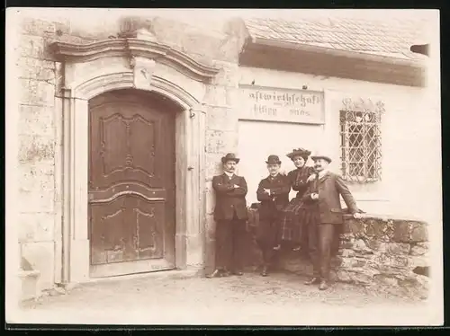 Fotografie unbekannter Fotograf, Ansicht Eberbach, Dame & Herren vor Gastwirtschaft - Gasthaus 1905