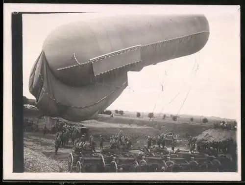 Fotografie 1.WK, Bayerische Feld-Luftschiffer lassen Fesselballon mit Beobachtungskorb aufsteigen