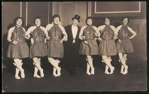 Fotografie Richard Huth, Bautzen, Travestie, Männer in Frauenkleidern während einer Tanzvorführung