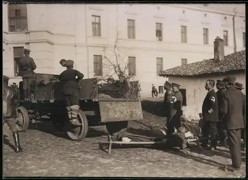 Fotografie 1.WK, Serbien, Bulgarische Rot Kreuz Sanitäter transportieren Verwundete mit Lastwagen