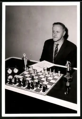 Fotografie Schach - Chess, Schachmeister mit Urkunde vor Schachbrett & Schachuhr sitzen