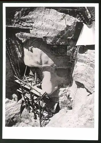 Fotografie Schostal, Ansicht Mount Rushmore, Nationaldenkmal entworfen von G. Borglum, Arbeiten am Kopf von Roosevelt