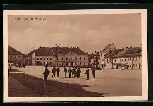 AK Schluckenau, Marktplatz mit Denkmal