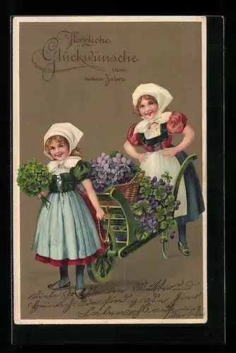 AK Herzlichen Glückwunsch zum neuen Jahre, zwei Mädchen mit einer Karre voller Blumen und einem Strauss Glücksklee