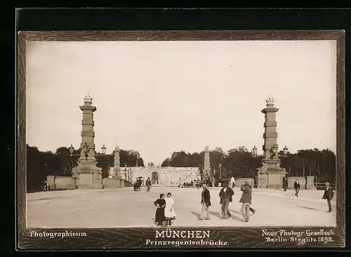 Foto-AK NPG Nr. 502: München, Passanten auf der Prinzregentenbrücke