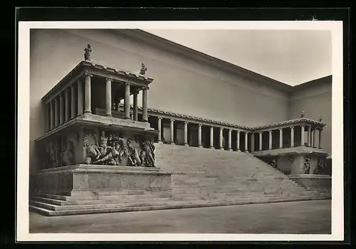 Foto-AK Deutscher Kunstverlag, Nr. 1: Pergamon-Museum zu Berlin, der Altar von Pergamon