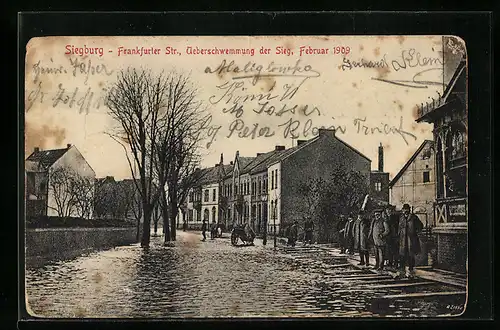 AK Siegburg, Überschwemmte Frankfurter Strasse mit Passanten auf Stegen, Hochwasser 1909