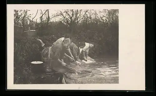 Foto-AK Waschfrauen am Ufer bei der Arbeit