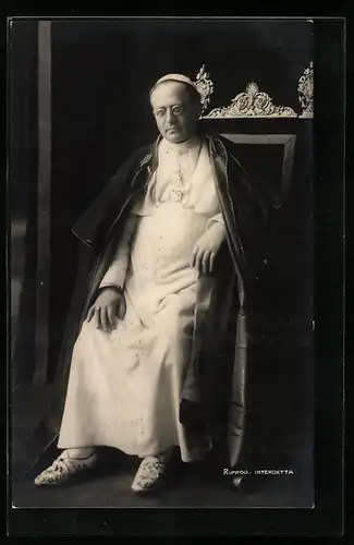 AK Papst Pius XI., Portrait mit Robe