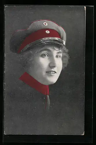 AK Soldatin in Uniform mit Schirmmütze