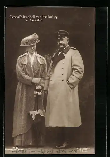 AK Paul von Hindenburg, der Generalfeldmarschall im Mantel mit der Gemahlin im Park