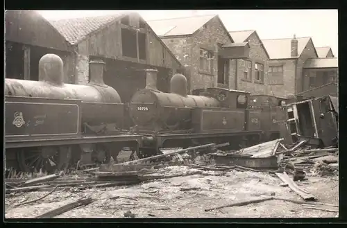 Fotografie unbekannter Fotograf, Ansicht Sutton Coldfield, Dampflok Nr. 50725, Eisenbahn - Unglück im Ort 1959