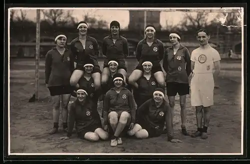Fotografie Damen-Meisterschaft im Handball. die siegreiche Mannschaft der Berliner Turngenossenschaft
