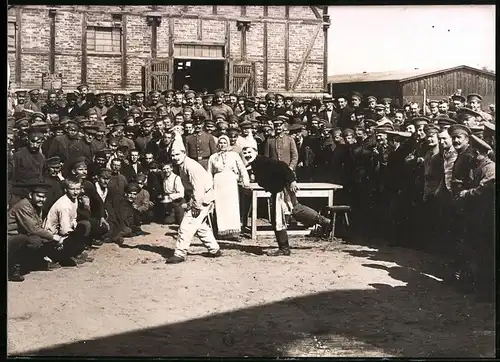 Fotografie 1.WK, Zirkurs-Vorstellung Russischer Kriegsgefangener im deutschen Kriegsgefangenenlager, Russische POW