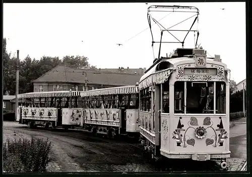 Fotografie Rolf Isensee, Strassenbahn-Triebwagen, Tram-Zug festlich geschmückt