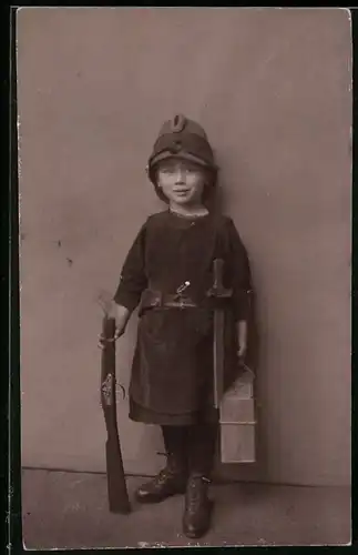 Fotografie 1.WK, Kind mit Vorderlader-Gewehr, Flinte & Kurzschwert