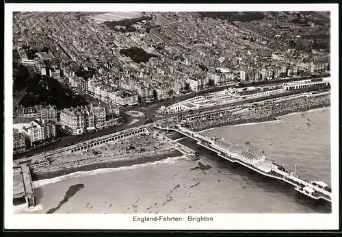 Fotografie Zeppelin-Weltfahrt, Ansicht Brighton, Stadt mit Pier von einem Zeppelin-Luftschiff gesehen