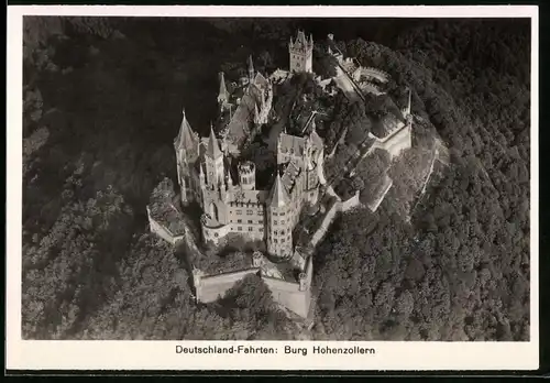 Fotografie Zeppelin-Weltfahrt, Ansicht Burg Hohenzollern, Festung von einem Zeppelin-Luftschiff gesehen