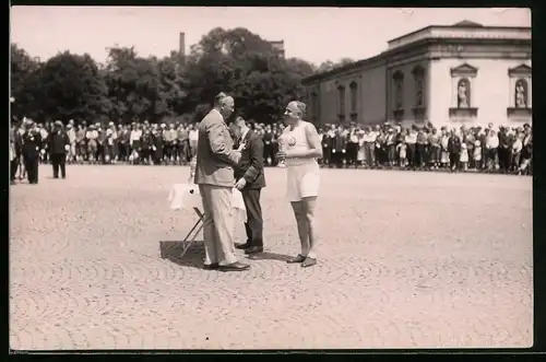 Fotografie Willy Walcher, München, Ansicht München, Turner Max Hermann bekommt den Ehrenpreis 1937