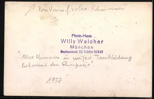 Fotografie Willy Walcher, München, Ansicht München, Turner Max Hermann bekommt den Ehrenpreis 1937