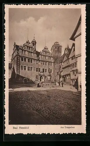 AK Bad Hersfeld, Strasse am Treppchen mit Brunnen