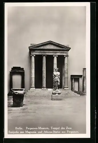 AK Berlin, Pergamon-Museum, Tempel des Zeus, Sosipolis aus Magnesia und Athena-Statue aus Pergamon