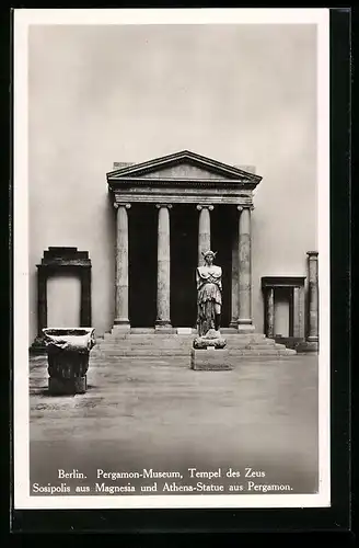 AK Berlin, Pergamon-Museum, Tempel des Zeus, Sosipolis aus Magnesia und Athena-Statue aus Pergamon