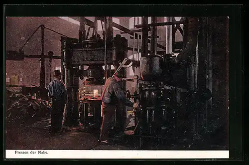AK Fabrikarbeiter beim Pressen der Nabe