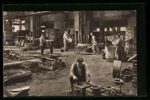AK Fabrikarbeiter in einer Eisengiesserei