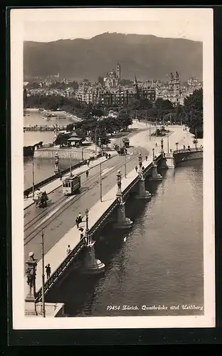 AK Zürich, Strassenbahn auf der Quaibrücke, Blick zum Uetliberg
