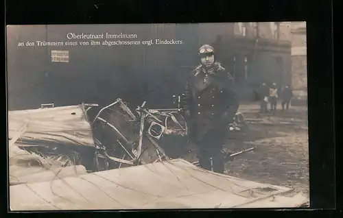 Foto-AK Sanke Nr.: Oberleutnant Immelmann an den Trümmern eines von ihm abgeschossenen engl. Eindeckers