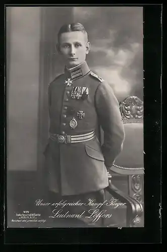 Foto-AK Sanke Nr. 414: Kampfflieger Leutnant Leffers in Uniform mit Flugzeugführerabzeichen und Pour le Merite Orden