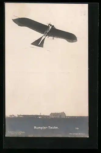Foto-AK Sanke Nr. 73: Flugzeug vom Typ Rumpler-Taube über einem Flugfeld