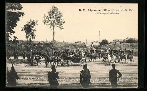 AK Saint-Cyr, S. M. le Roi Alphonse XIII. à l`Ecole de St-Cyr, Le Cortège et l`Escorte, (König von Spanien)