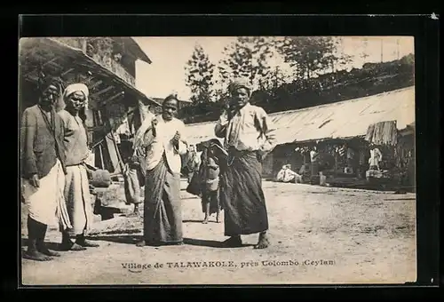 AK Talawakole, Village, Blick auf Einheimische in Strasse und Häuser