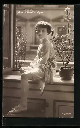 AK S. K. H. Erbprinz Albrecht von Bayern in Strumpfhose auf der Fensterbank